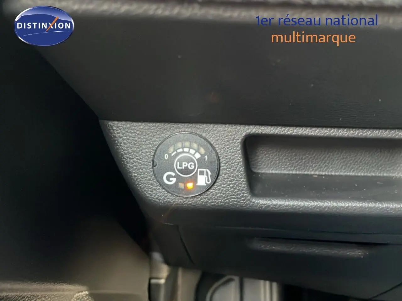 Gros plan sur le tableau de bord noir de la Renault Clio 2025, voyant LPG allumé indiquant la bicarburation GPL.