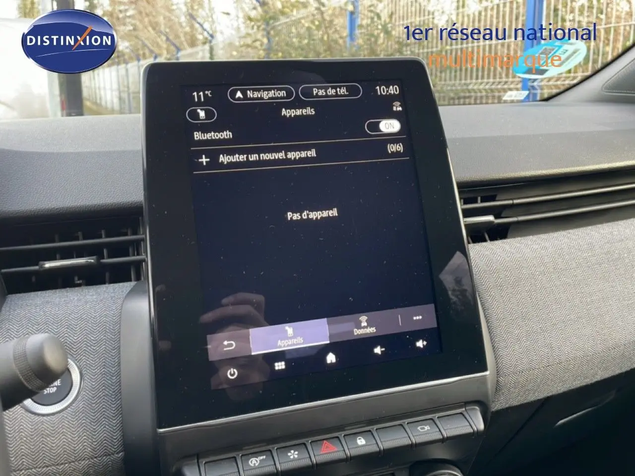 Écran tactile central de la Renault Clio 2025 rouge Désir Métal affichant le menu Bluetooth dans l’habitacle.
