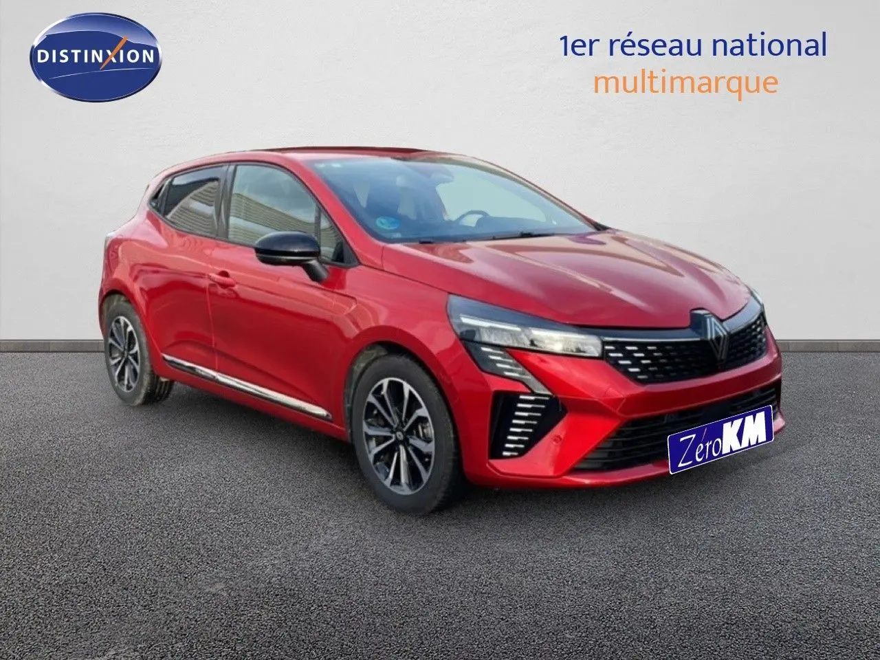 Renault Clio 2025 rouge désir métal vue 3/4 avant droit avec calandre noire et feux LED distinctifs.