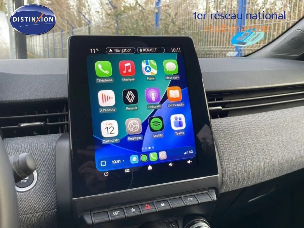 Écran tactile central affichant les applications connectées dans l’habitacle d’une Renault Clio 2025.