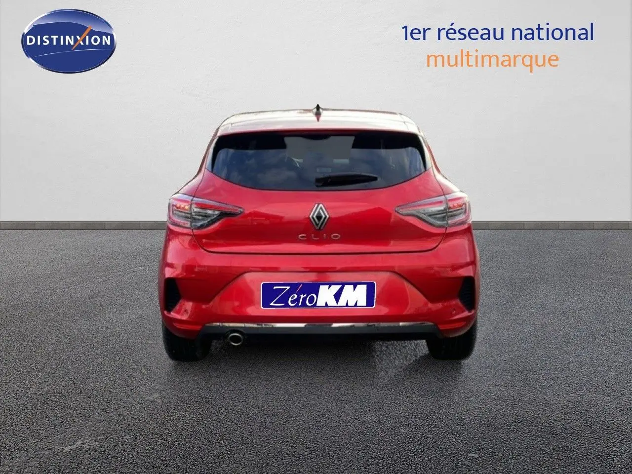 Vue arrière d'une Renault Clio 2025 rouge Désir Métal avec feux LED et plaque Zéro KM visible.