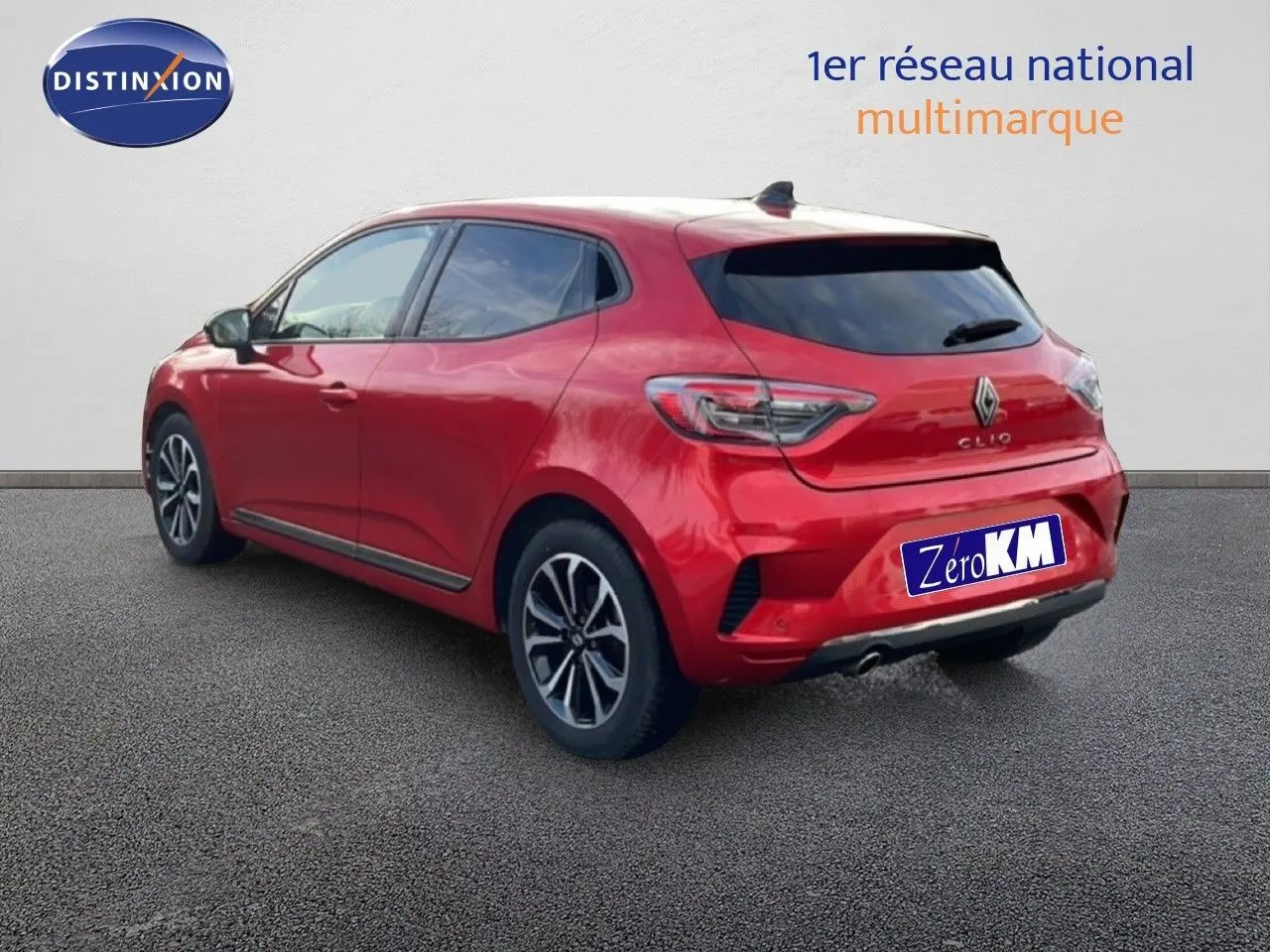 Vue 3/4 arrière droite d'une Renault Clio rouge Désir Métal avec jantes alliage et feux LED distinctifs.