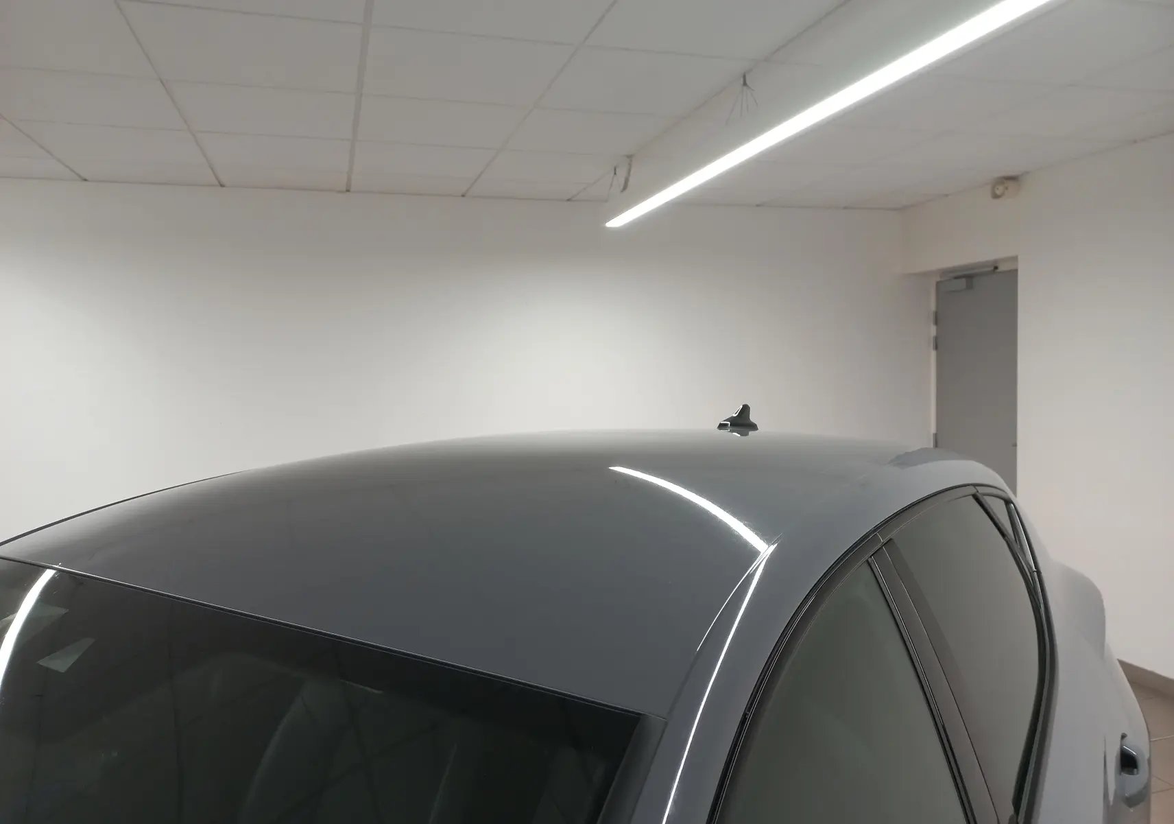Vue en plongée du toit gris Graphene métallisé d'une CUPRA Leon Phase 2, avec antenne requin et vitres teintées.