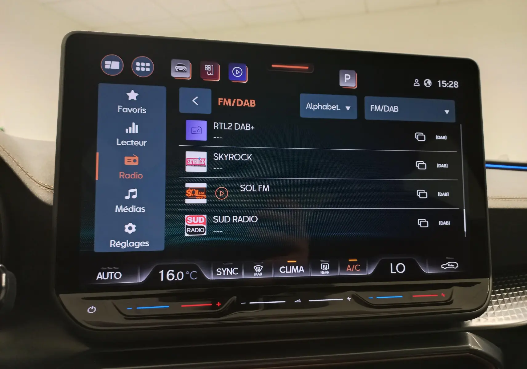 Écran tactile central affichant les options radio FM/DAB dans l’habitacle d’une CUPRA Leon 2025.
