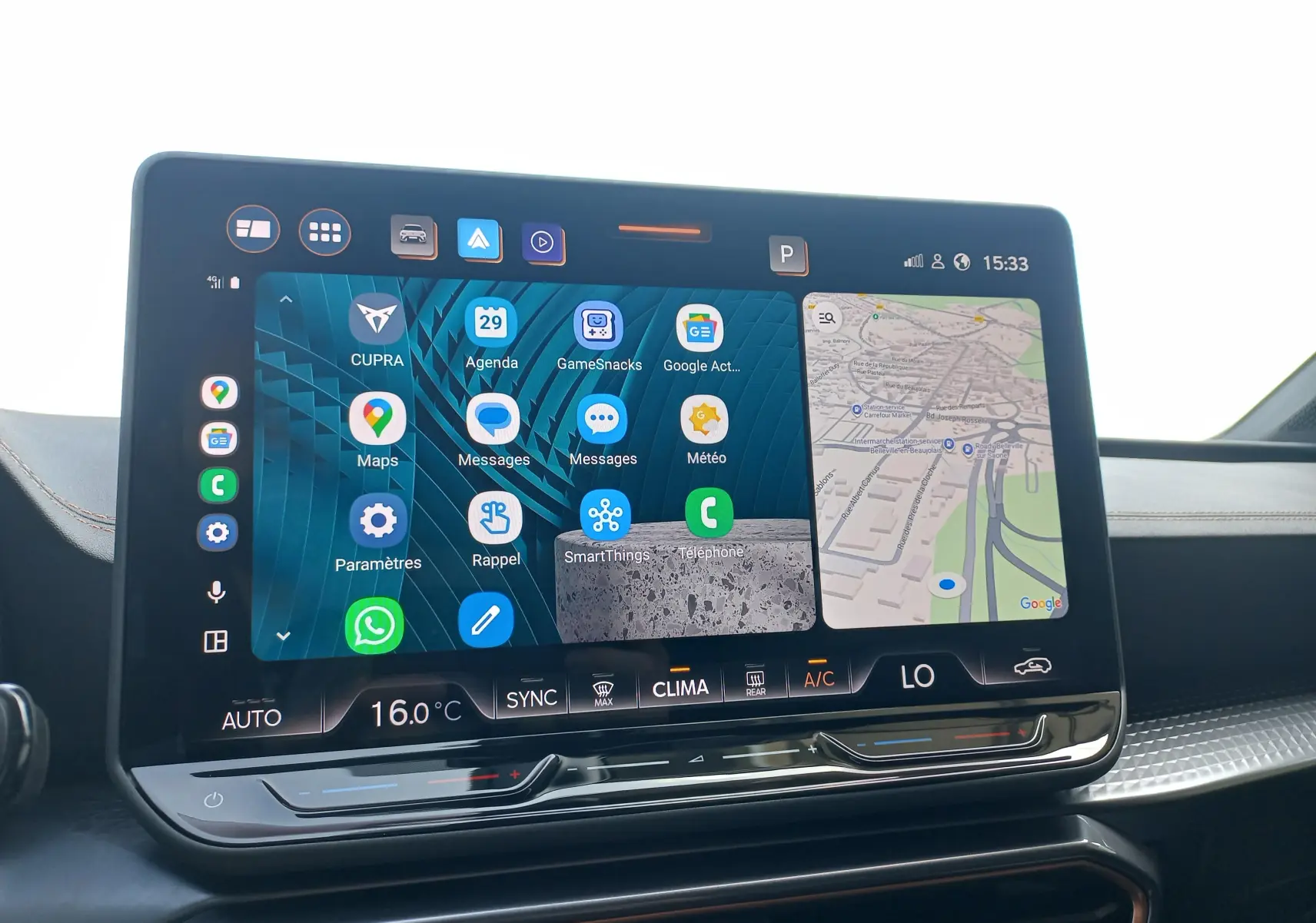 Écran tactile central du tableau de bord du CUPRA Leon 2025 affichant la navigation et les applications connectées.