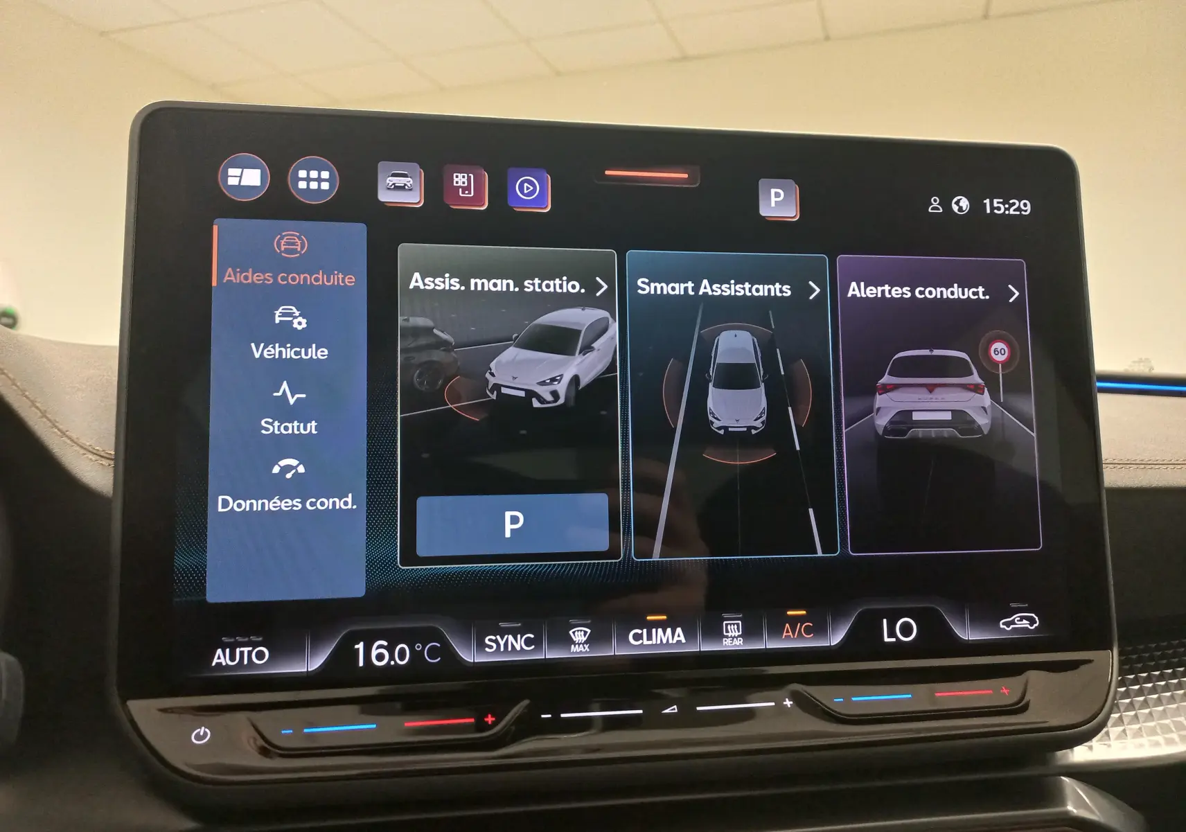 Écran tactile intérieur affichant les aides à la conduite du CUPRA Leon Phase 2 en vue avant, interface moderne et claire.