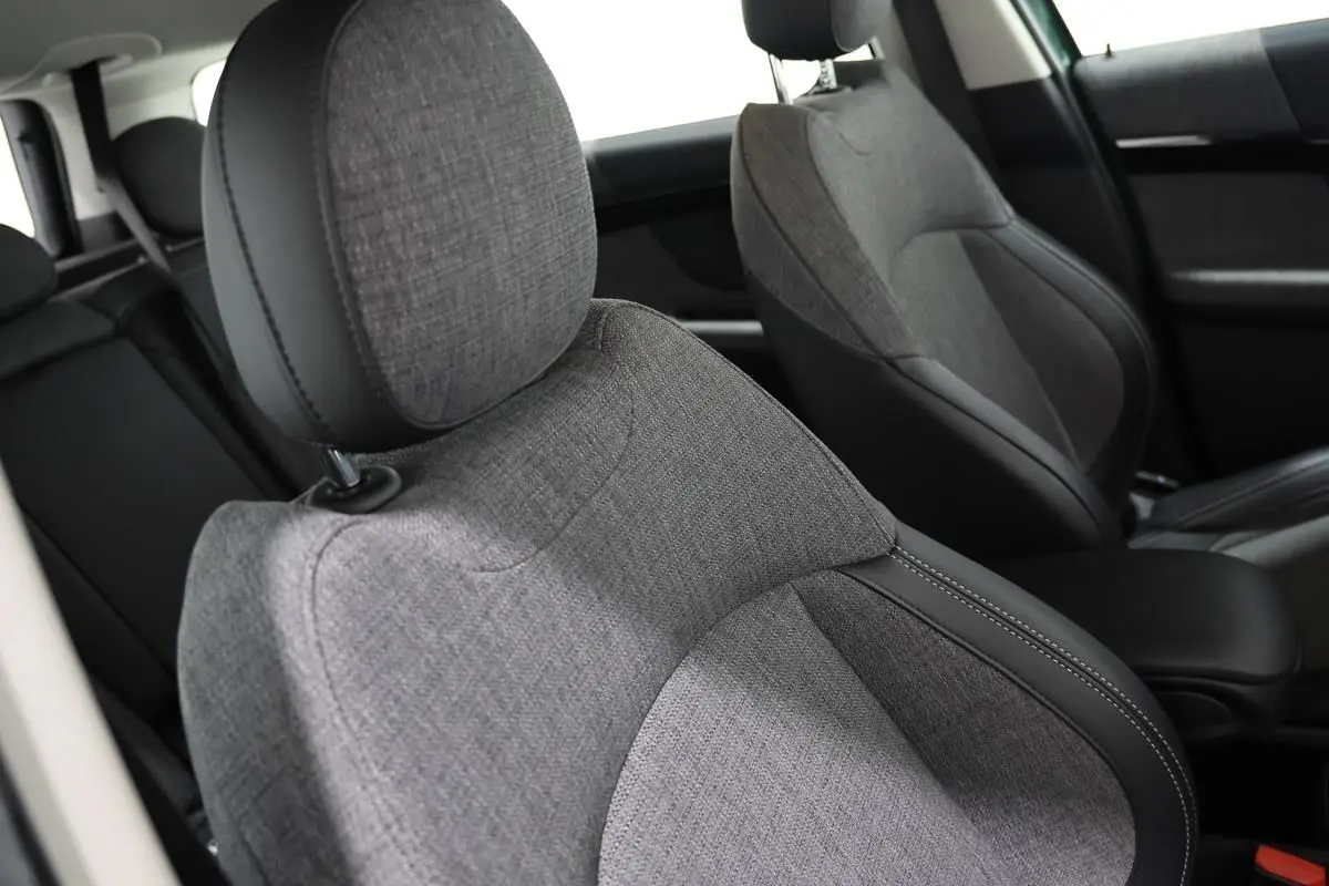 Gros plan sur les sièges avant gris tissu et cuir du MINI COUNTRYMAN 2021, intérieur moderne et soigné.