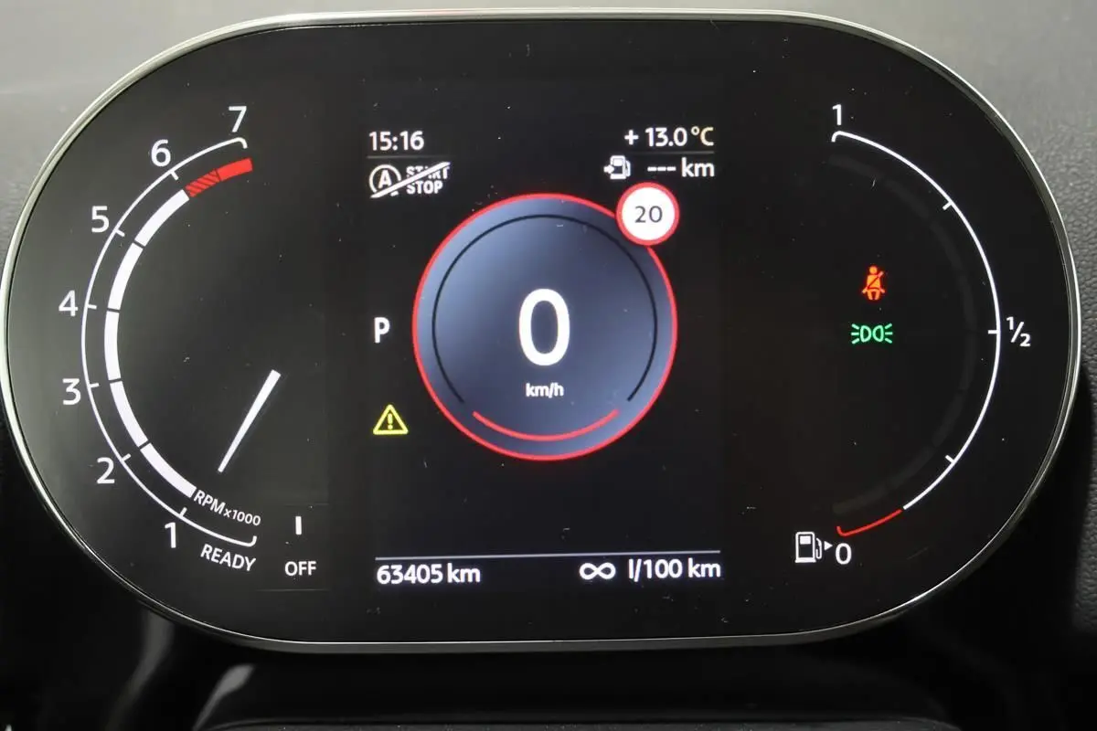 Tableau de bord numérique de MINI Countryman 2021 affichant vitesse à 0 km/h, température 13°C et compteur à 63 405 km.
