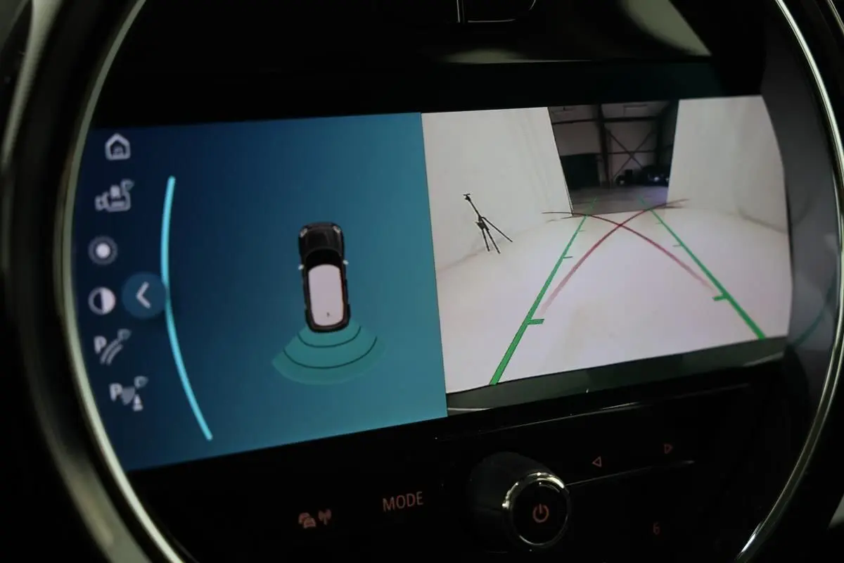 Écran de caméra de recul et capteurs de stationnement du MINI Countryman 2021, vue intérieure du tableau de bord.