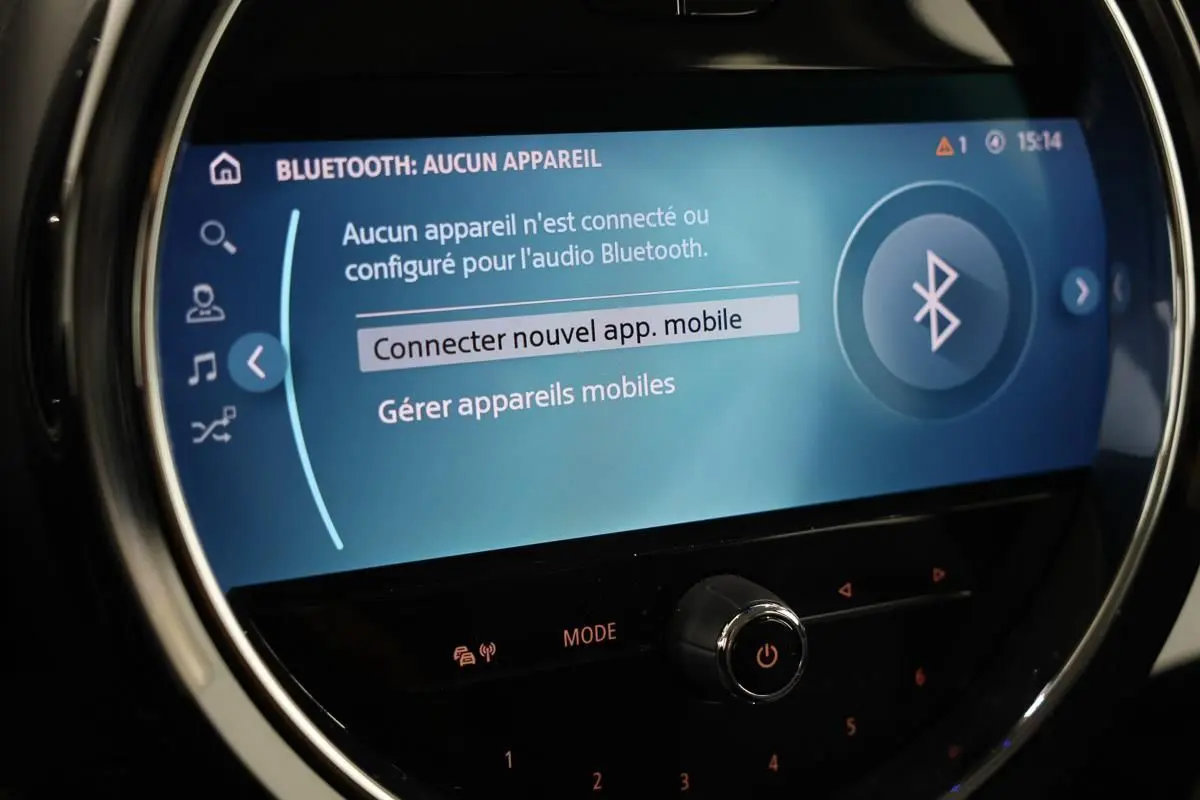 Écran central tactile de la MINI COUNTRYMAN 2021 affichant le menu Bluetooth, vue rapprochée du tableau de bord.