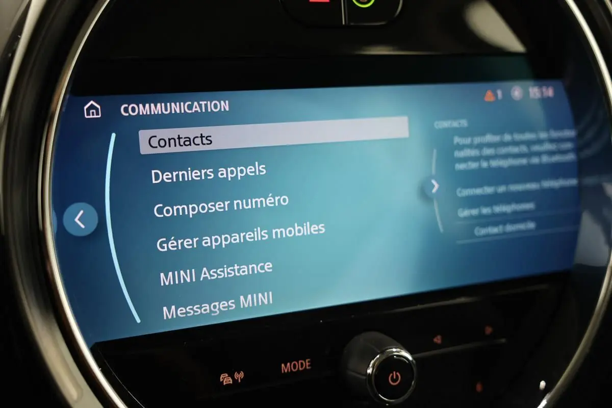 Écran tactile central de la MINI Countryman 2021 affichant le menu Communication en intérieur.