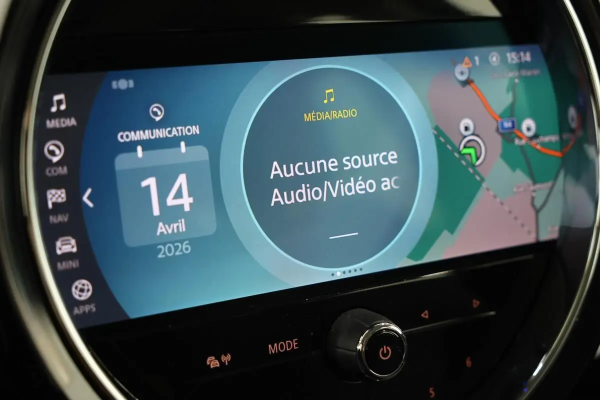 Écran tactile central du MINI Countryman 2021 affichant la navigation et les options multimédias.