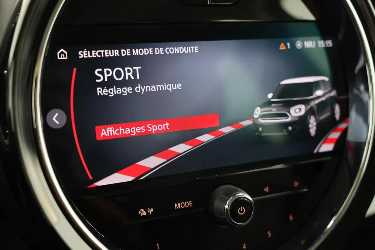 Écran central du MINI Countryman 2021 affichant le mode de conduite Sport avec réglage dynamique.