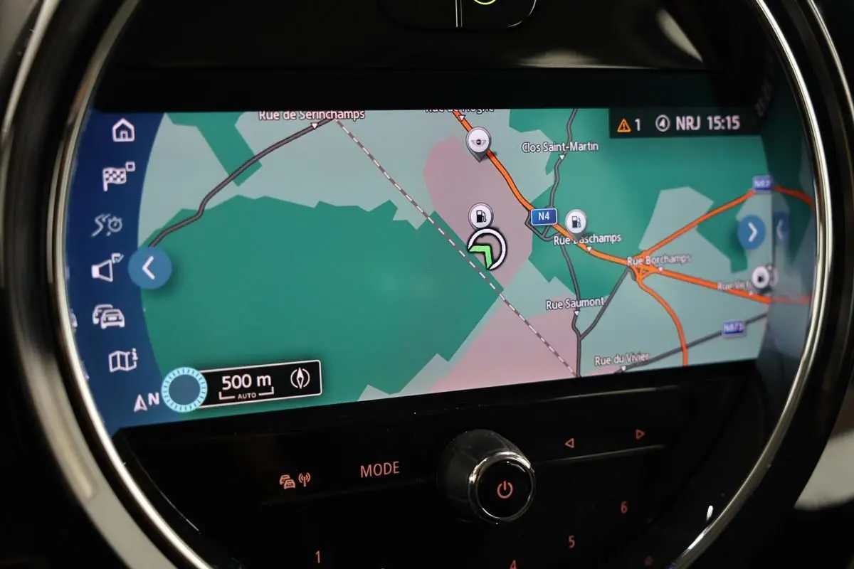Écran central du système de navigation de la MINI Countryman 2021 affichant une carte routière colorée.
