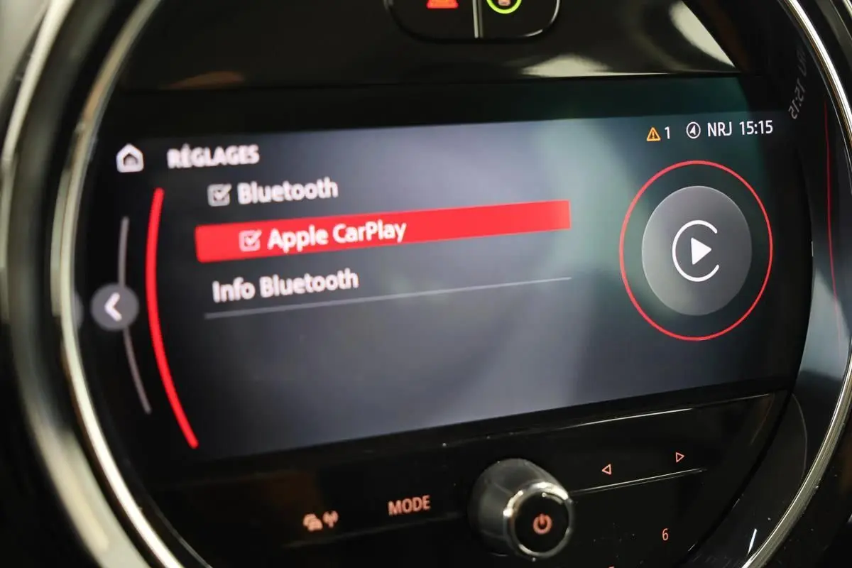 Détail de l'écran central tactile du MINI Countryman 2021 affichant les réglages Bluetooth et Apple CarPlay.
