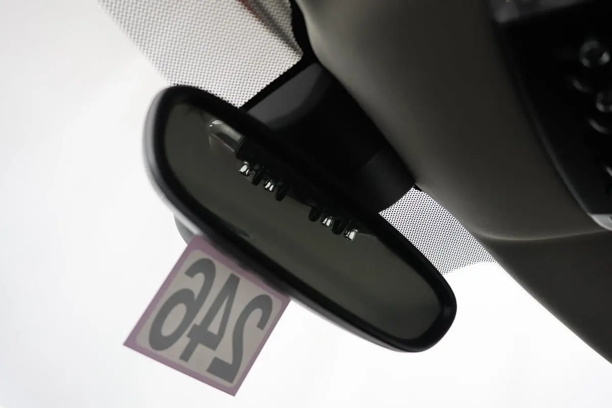 Vue intérieure du rétroviseur central d'une MINI Countryman 136 BVA Cooper, avec étiquette suspendue visible.