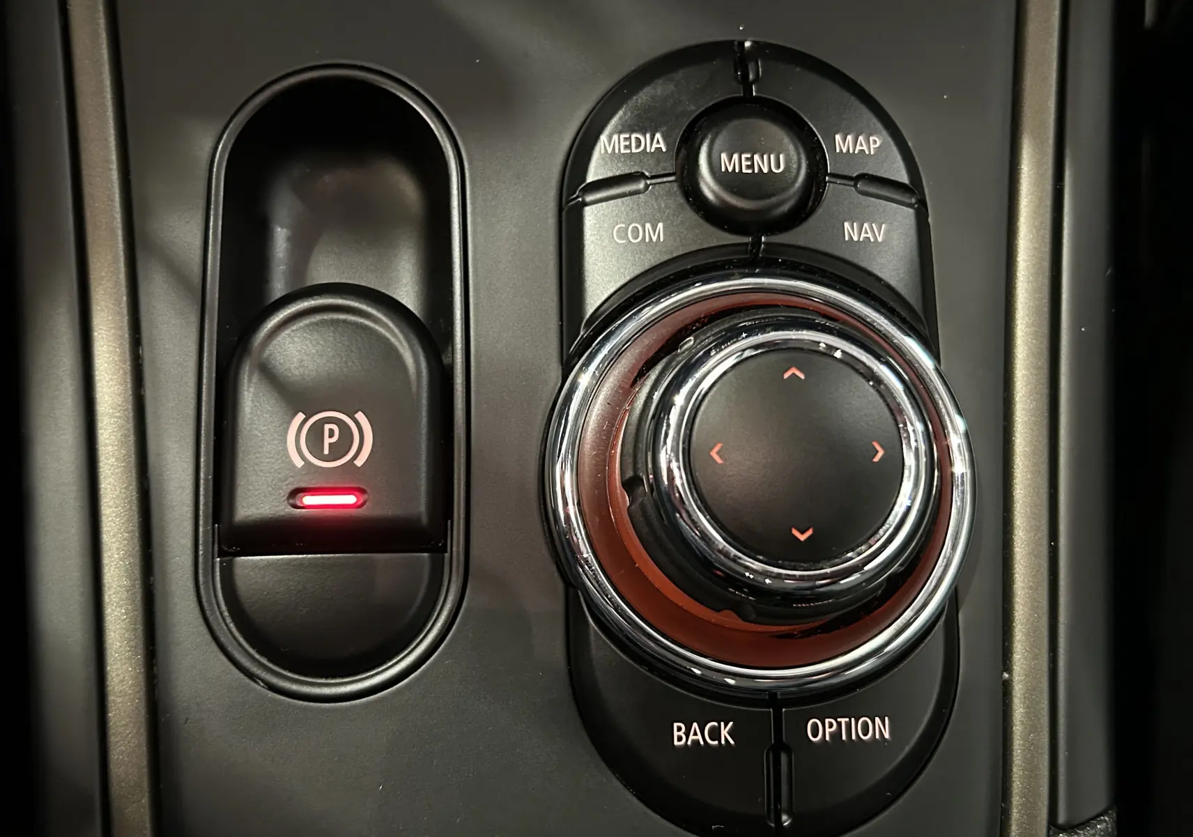 Gros plan sur la molette de commande centrale et le frein à main électrique du MINI Countryman 2021.