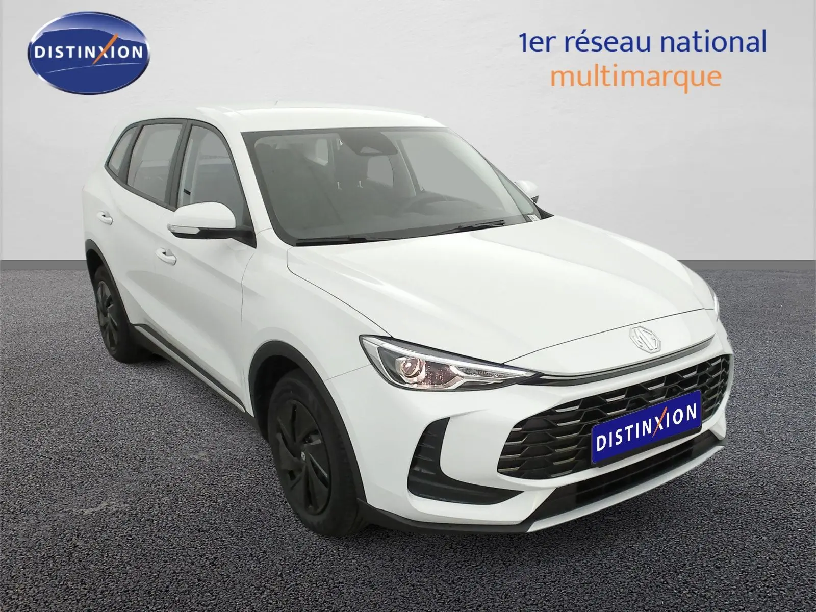 MG ZS 1.5L Hybrid+ blanc Dover en 3/4 avant, avec calandre noire et jantes foncées visibles.
