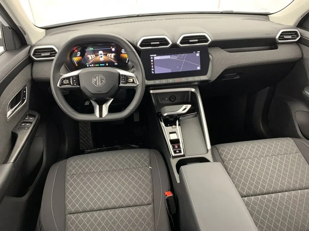 Vue intérieure avant du MG ZS 1.5L Hybrid+ 2026, tableau de bord moderne avec écran tactile et volant multifonction noir.