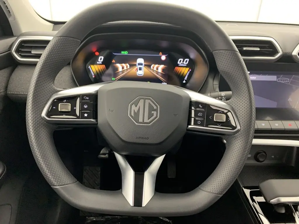 Vue rapprochée du volant noir perforé du MG ZS 1.5L Hybrid+ 2026 avec tableau de bord numérique et écran central.
