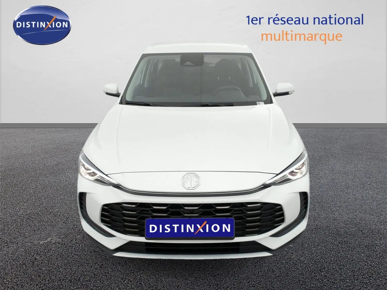 Vue avant du MG ZS 1.5L Hybrid+ blanc Dover White avec calandre noire et phares LED allumés.