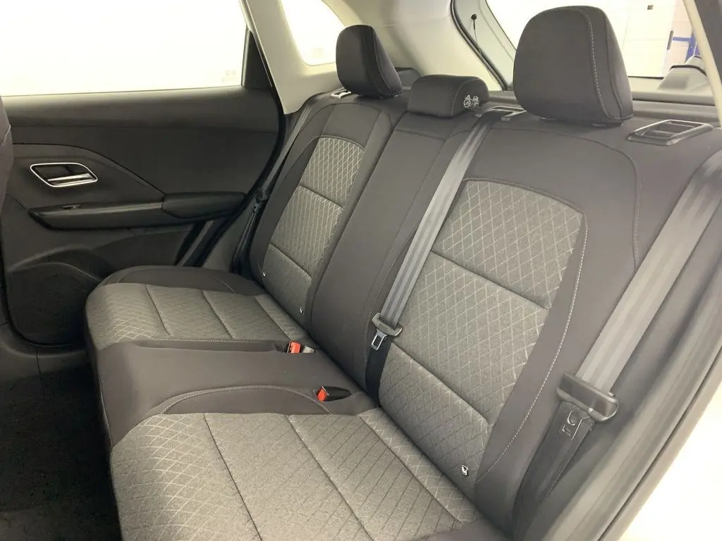 Vue latérale droite de la banquette arrière en tissu gris et noir du MG ZS 1.5L HYBRID+ 2026, avec ceintures de sécurité visibles.