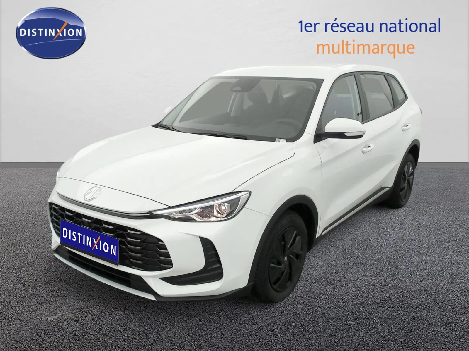 MG ZS blanc Dover White en 3/4 avant droit, avec calandre noire et jantes foncées visibles.