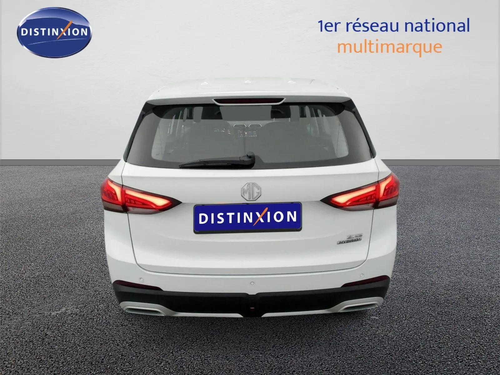 Vue arrière du MG ZS blanc Dover White 2026 avec feux LED allumés et logo MG visible sur le hayon.