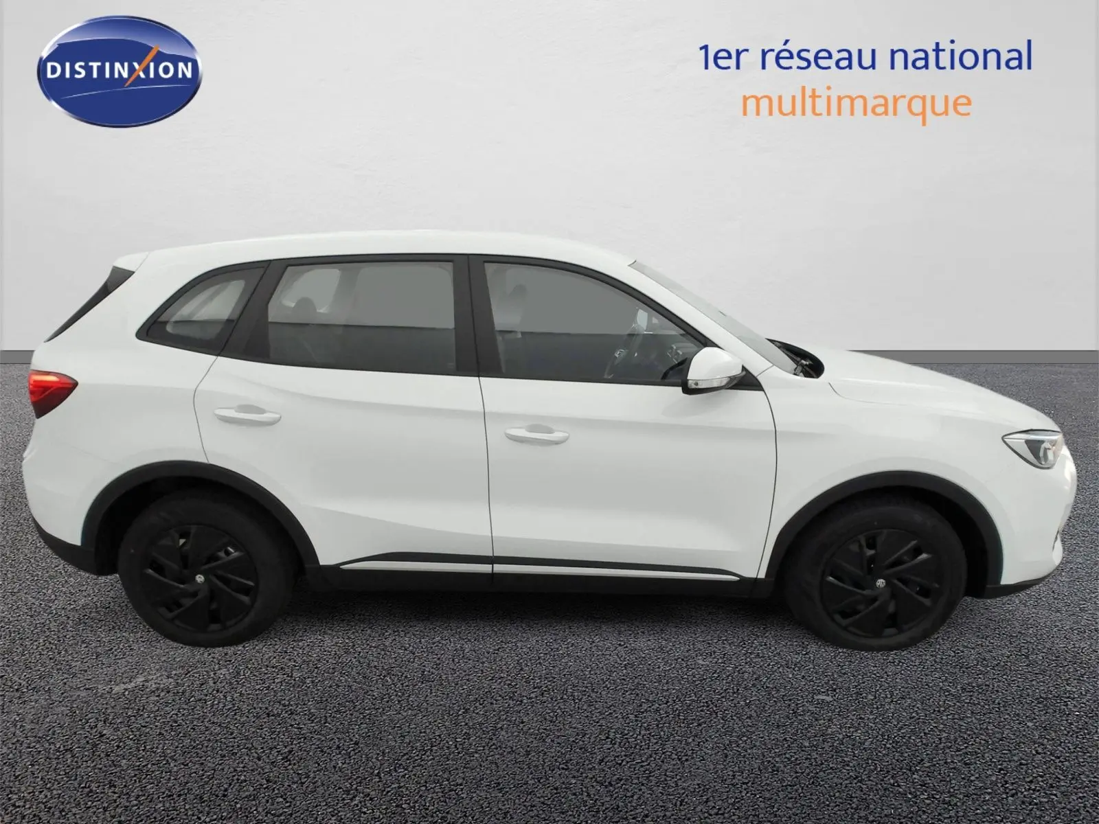 Vue de profil côté gauche du SUV MG ZS blanc Dover White 2026 avec jantes noires et lignes épurées.