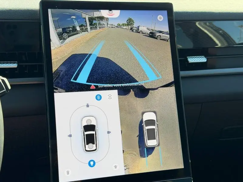 Écran tactile intérieur montrant la caméra de recul et la vue panoramique 360° du JAECOO J5 noir carbone.