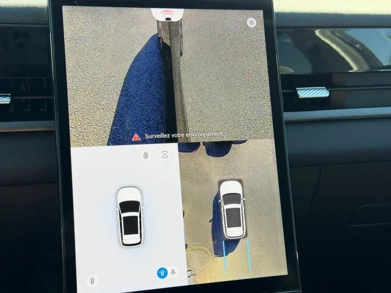 Écran tactile intérieur montrant la caméra panoramique 360° du JAECOO J5 en vue aérienne et latérale.