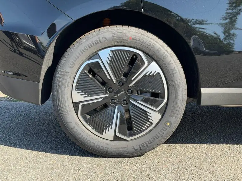 Gros plan sur la roue avant droite du JAECOO J5 2026 noir Carbon Crystal avec jante alu au design moderne.
