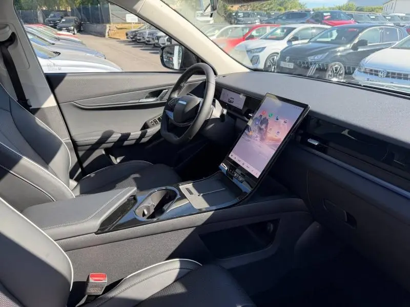 Vue intérieure côté conducteur du JAECOO J5 2026 noir, avec grand écran tactile vertical et volant multifonction.
