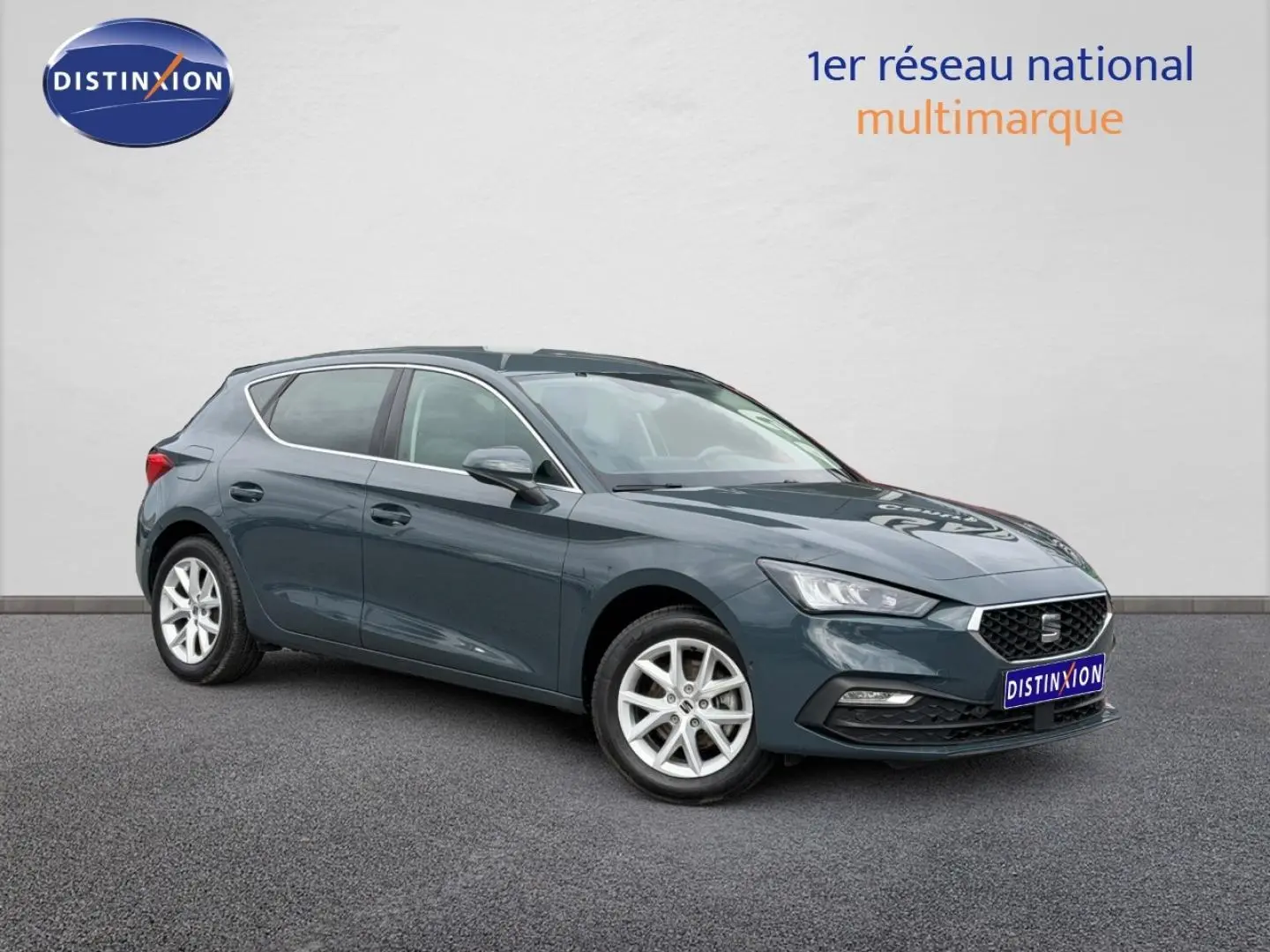 SEAT Leon 2.0 TDI 2025 gris magnétique métallisé vue 3/4 avant droit avec jantes alu et phares LED.