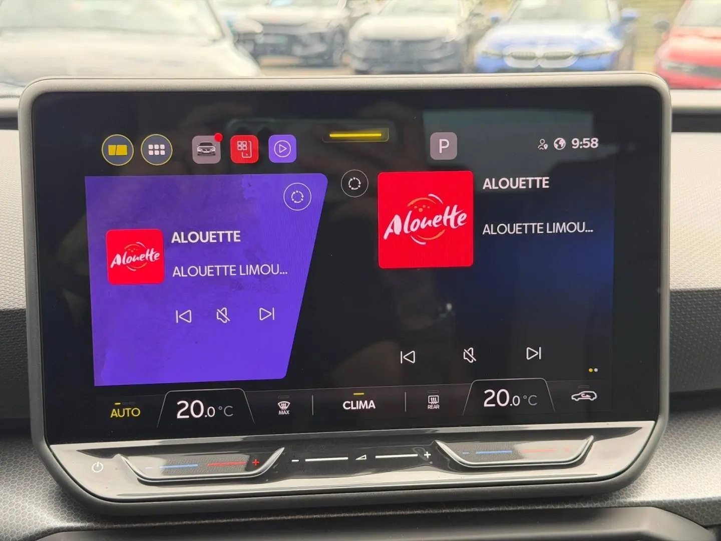 Écran tactile central de la SEAT LEON 2.0 TDI 115ch STYLE XL affichant la radio Alouette, vue intérieure frontale.