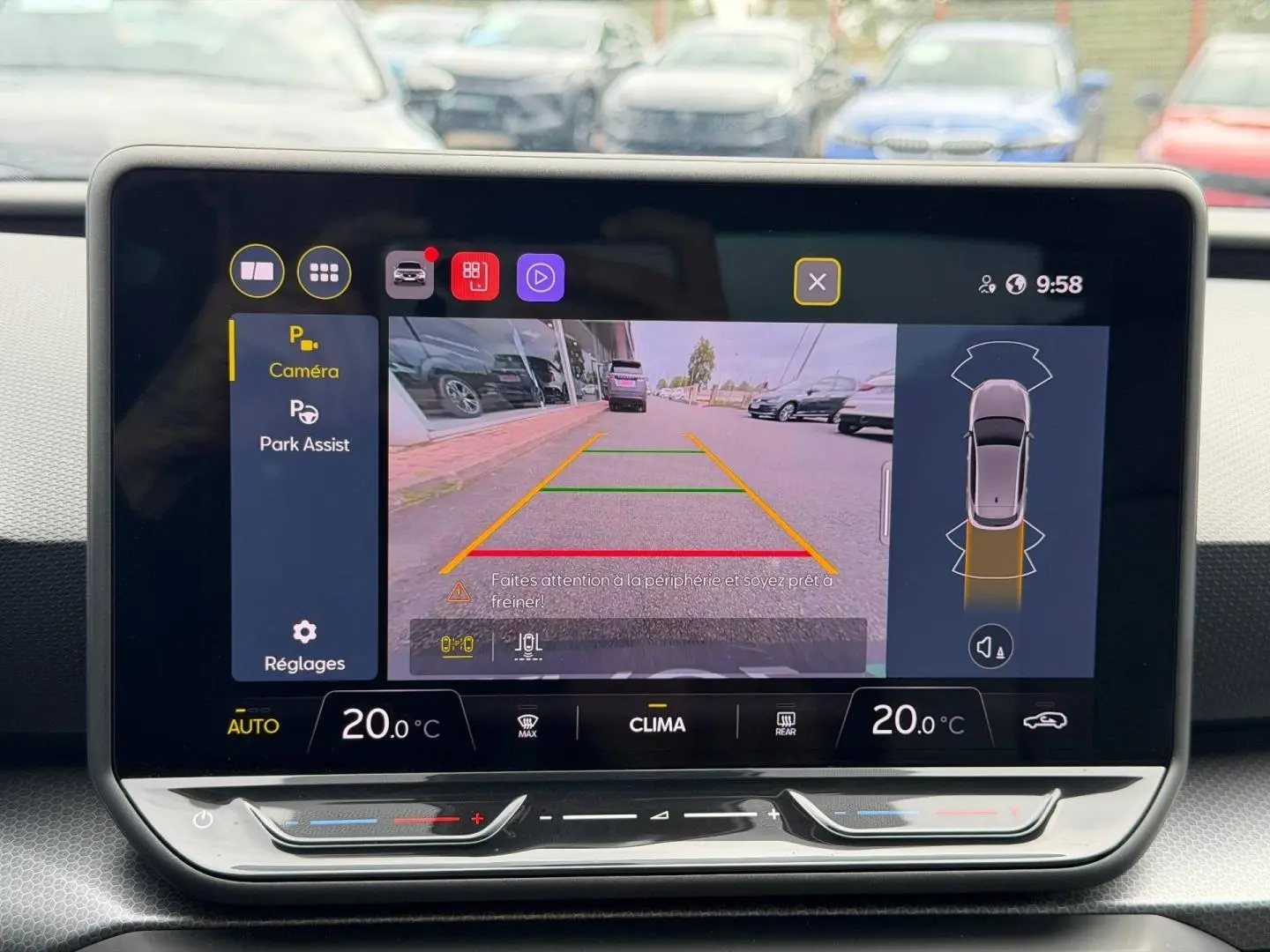 Écran tactile intérieur montrant la caméra de recul et l'assistance au stationnement du SEAT Leon gris Magnétique.