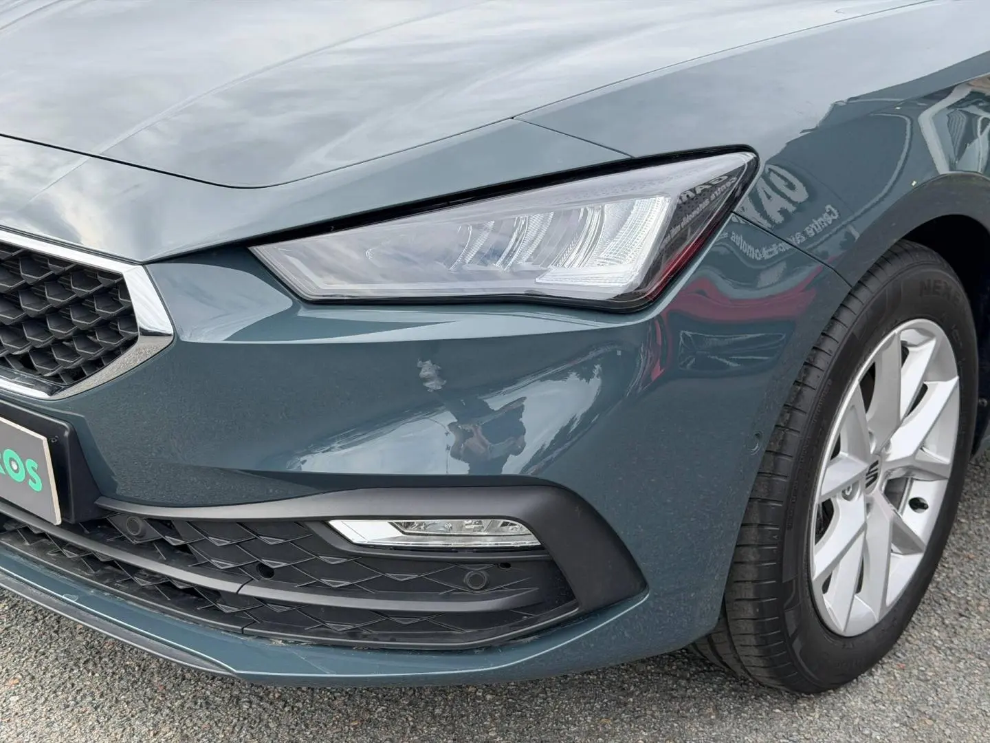 Gros plan sur l’avant droit du SEAT Leon gris magnétique métallisé, mettant en valeur le phare LED et la jante alu.