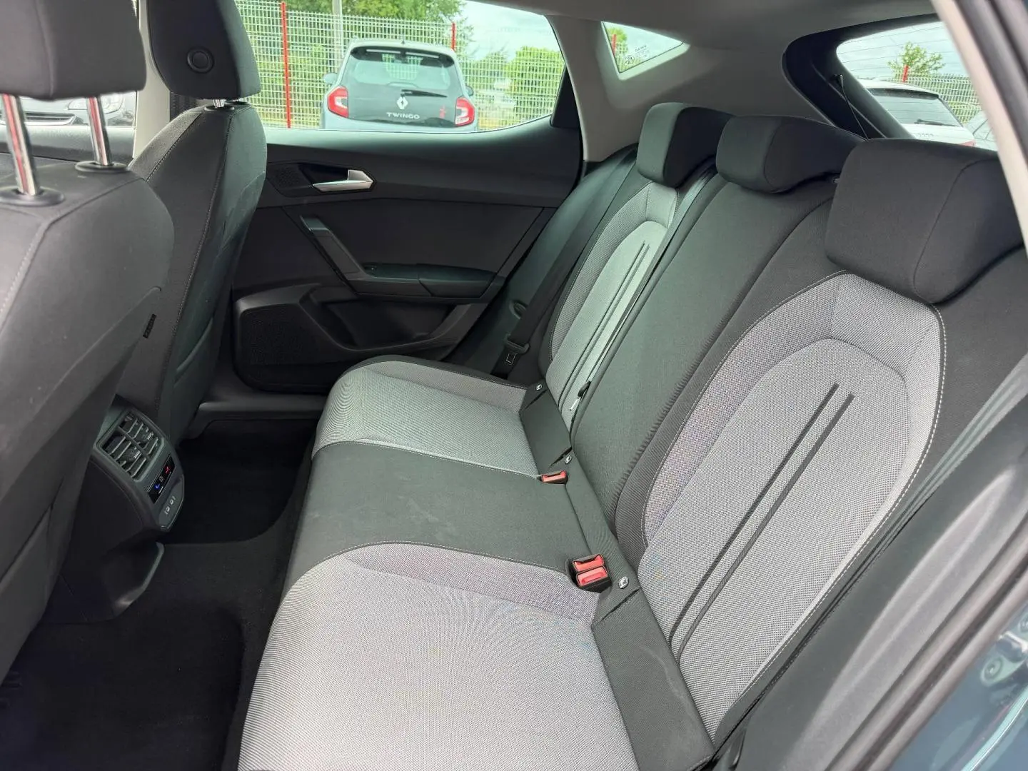 Vue intérieure côté droit des sièges arrière en tissu gris/noir du SEAT LEON 2.0 TDI 115ch STYLE XL 2025.
