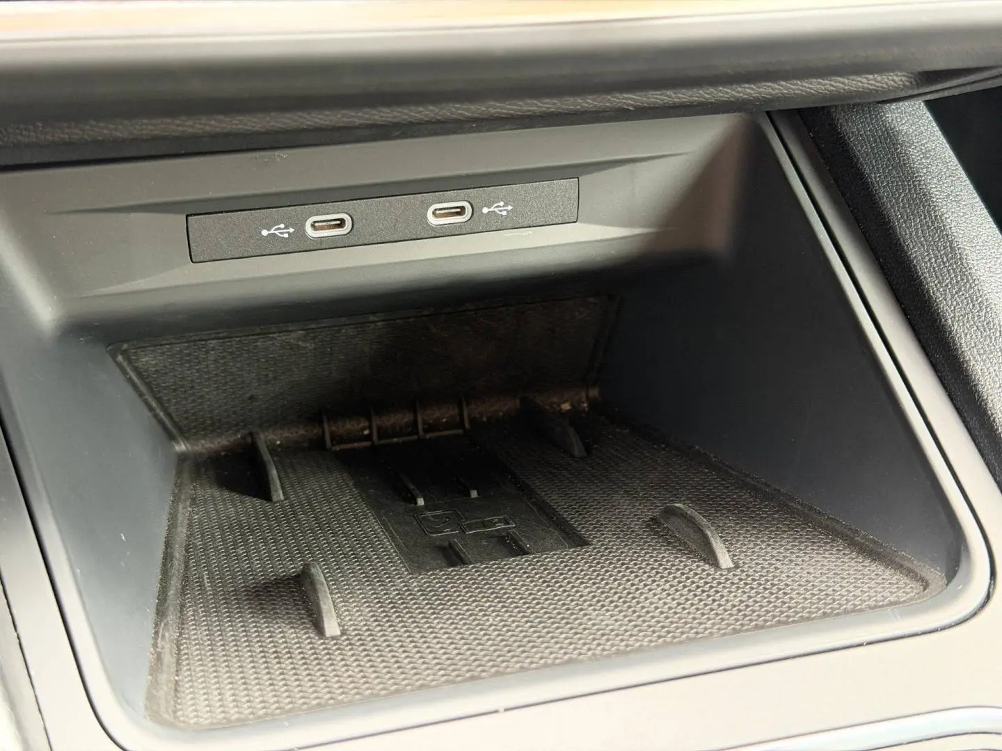 Vue rapprochée de la console centrale du SEAT LEON 2025, montrant deux ports USB-C et un espace de rangement noir.