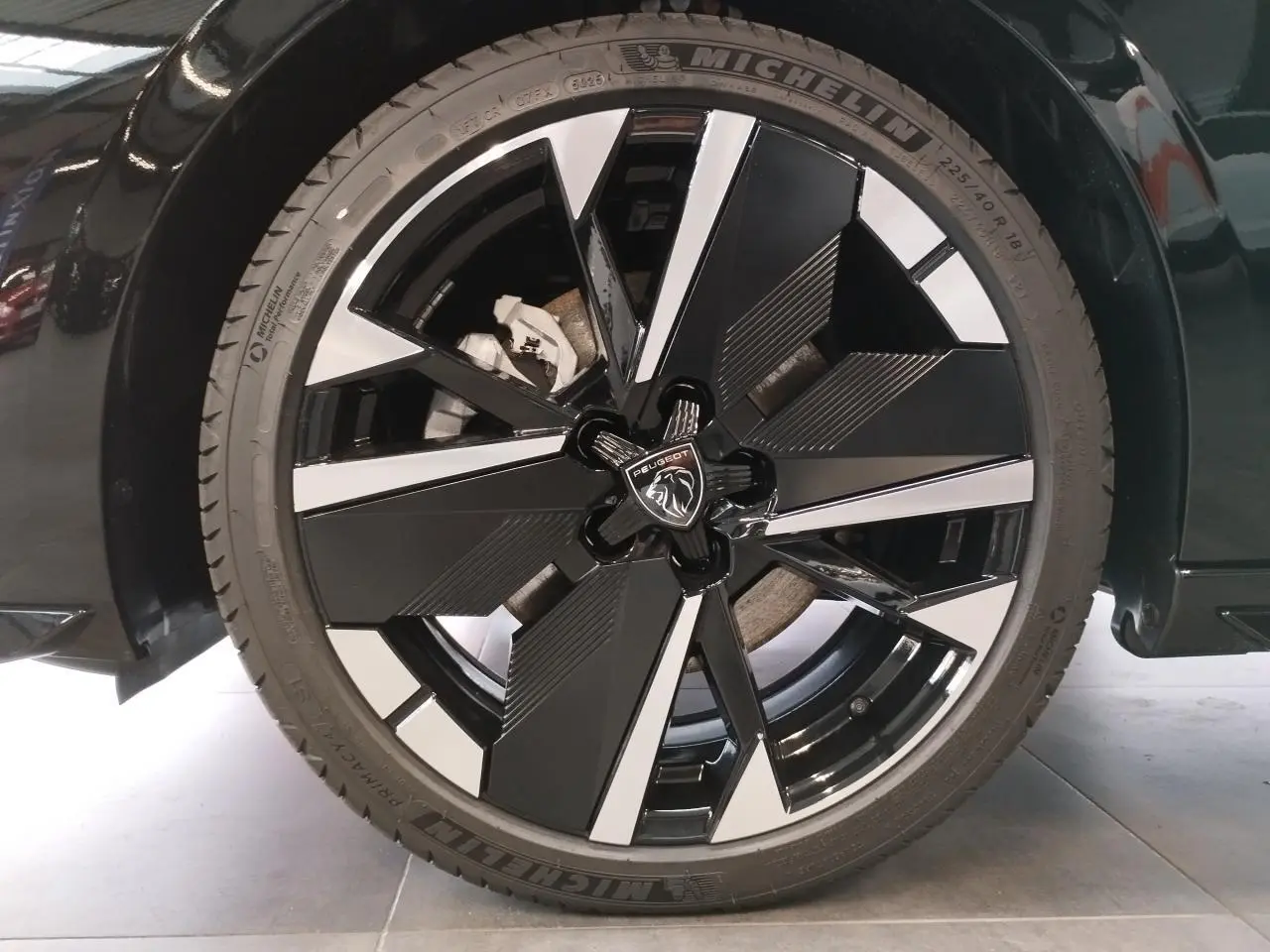 Gros plan sur la jante alliage 18 pouces bi-tons noir et argentée du Peugeot 308 noir métallisé.