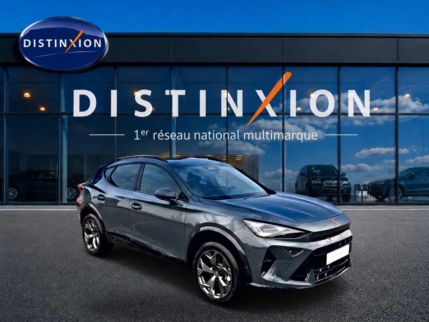 Vue 3/4 avant droite d’un CUPRA Formentor bleu fjord 2026 avec jantes 18 pouces devant un showroom Distinxion.