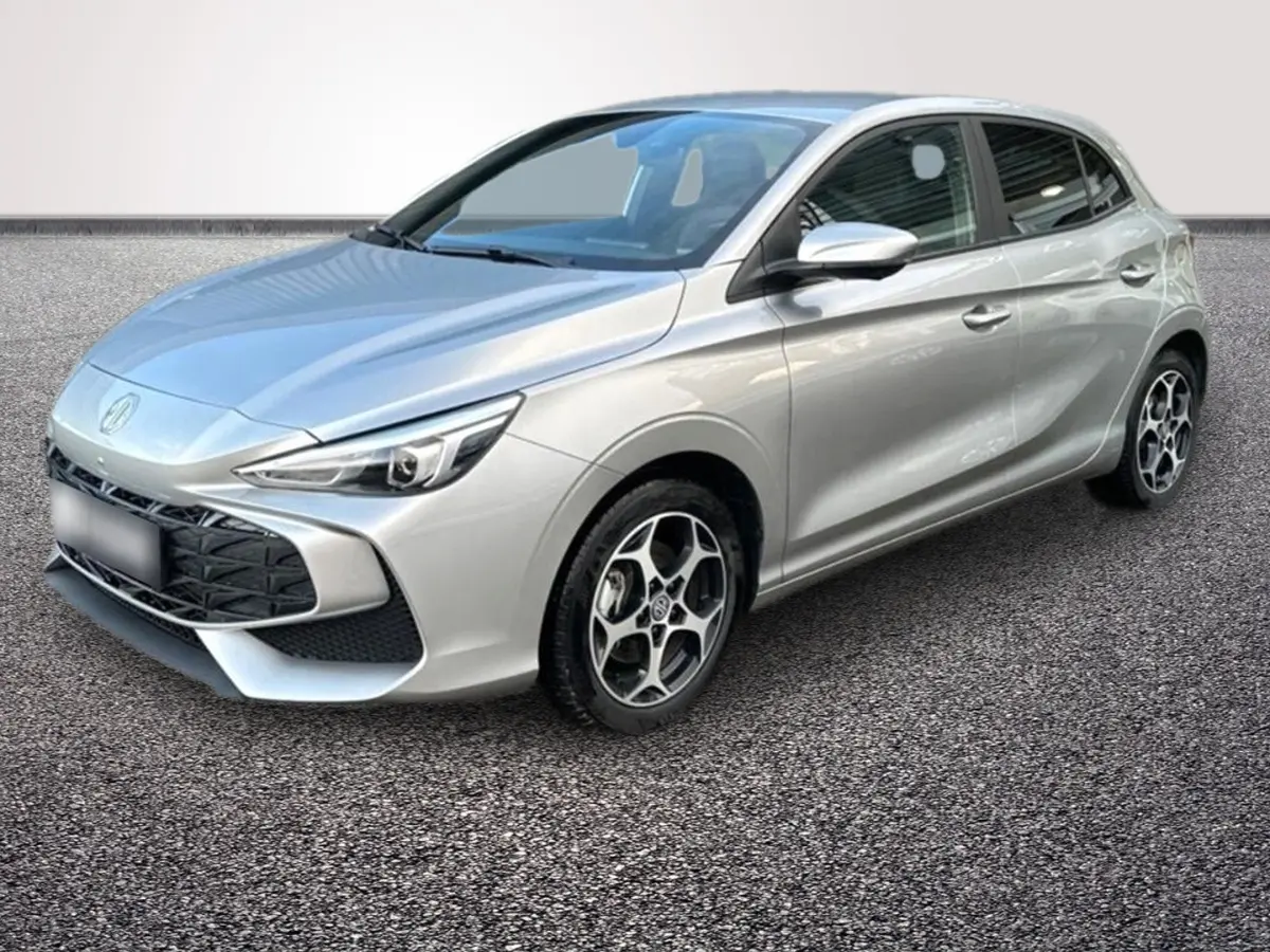 MG3 gris clair en vue 3/4 avant droit, avec calandre noire et jantes alliage au design moderne.