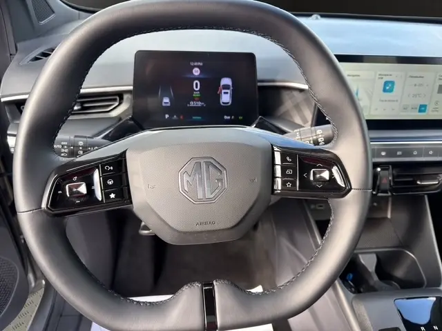 Vue rapprochée du volant noir multifonctions MG Motor MG3 1.5L Hybrid+ Luxury avec tableau de bord numérique et écran tactile central.