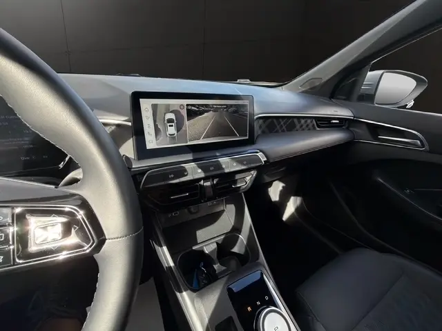 Vue intérieure côté conducteur du tableau de bord et console centrale du MG3 gris clair, avec écran tactile affichant la caméra à 360°.