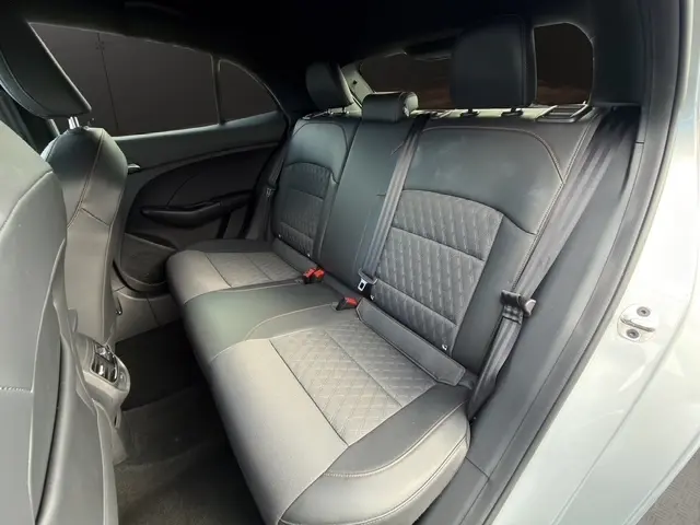 Vue intérieure côté droit montrant la banquette arrière gris clair et noir du MG3 1.5L Hybrid+ Luxury 2025.