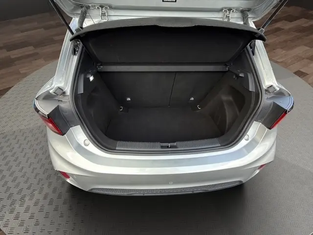 Coffre ouvert vu de l'arrière d'une MG3 gris clair 2025, montrant un espace de chargement propre et spacieux.