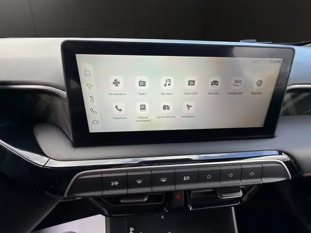 Écran tactile central de 26 cm affichant les fonctions multimédias dans l’habitacle du MG3 gris clair 2025.