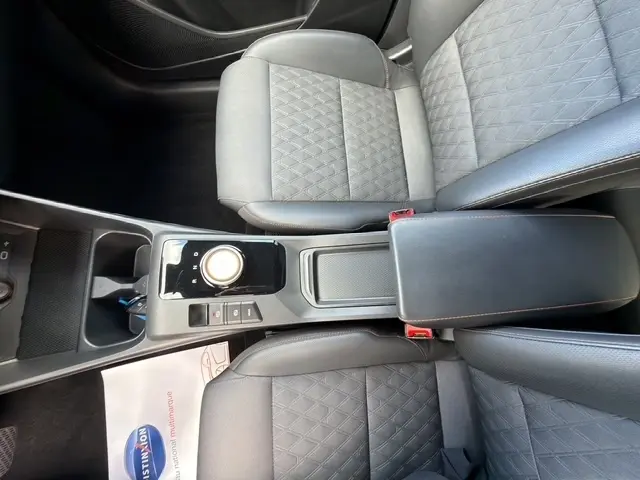 Vue plongeante sur les sièges avant gris clair et la console centrale avec molette de la MG3 1.5L Hybrid+ Luxury 2025.
