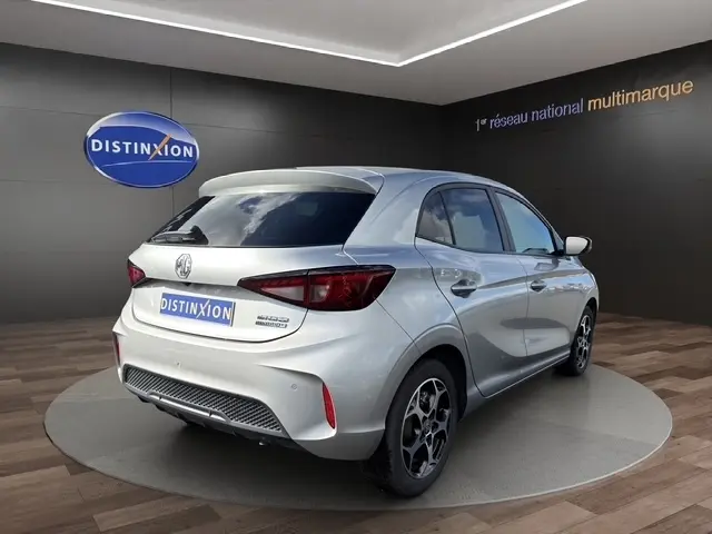 Vue 3/4 arrière droite d'une MG3 gris clair 2025 avec feux arrière LED et jantes alliage distinctives.