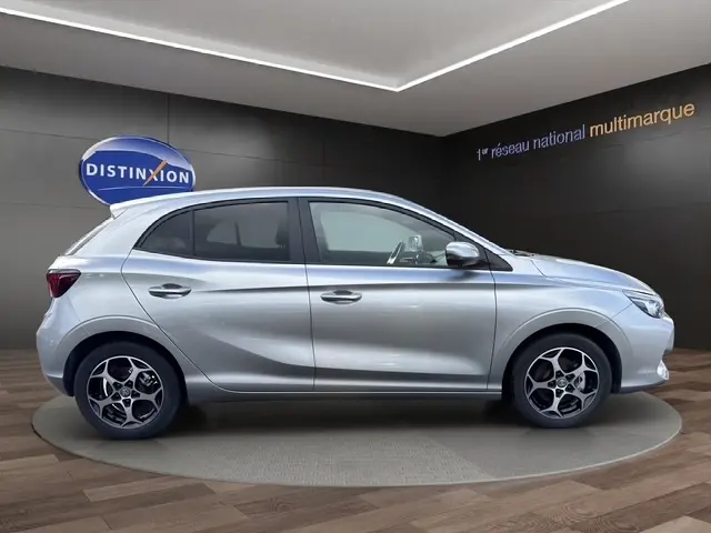Vue latérale droite d'une MG3 gris clair 2025 avec jantes alliage et lignes sculptées sur les portes.
